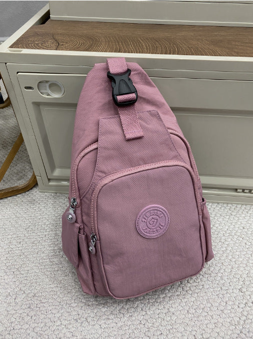 Vielseitiger Zwei-in-eins Damenrucksack in robustem Design, bietet viel Stauraum und ist ideal für Alltag und Reisen.