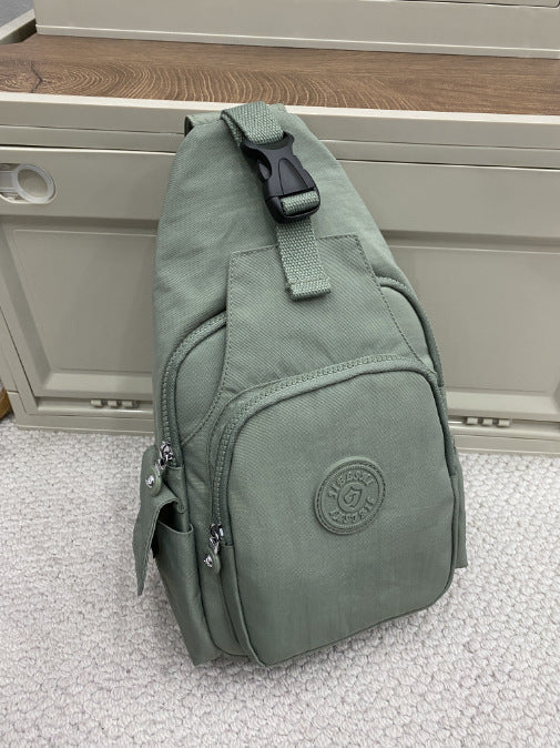 Vielseitiger Zwei-in-eins Damenrucksack in robustem Design, bietet viel Stauraum und ist ideal für Alltag und Reisen.