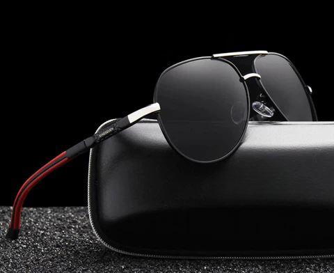 "Vintage Herren-Sonnenbrille mit UV400-Schutz, robustes Design, gold-schwarzes Gestell, ideal für stilvollen Auftritt."