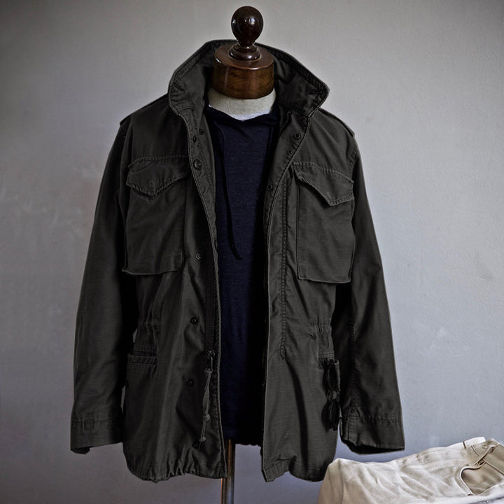 "Vintage M-65 Feldjacke für Damen, winddicht, robust, mit Taschen und Kapuze, inspiriert von der Vietnam-Ära."