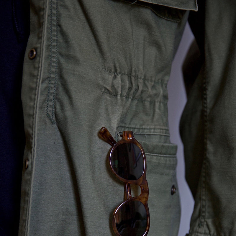 "Vintage M-65 Feldjacke für Damen, winddicht, robust, mit Taschen und Kapuze, inspiriert von der Vietnam-Ära."