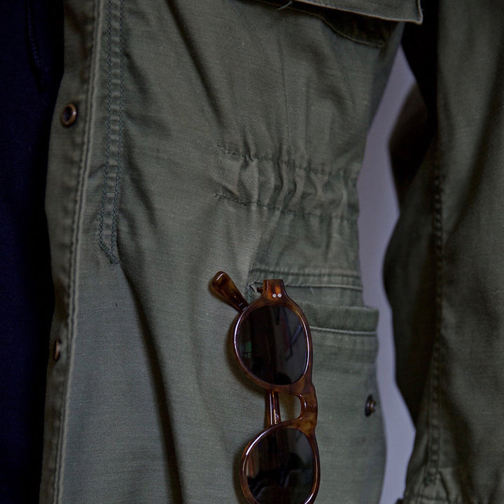 "Vintage M-65 Feldjacke für Damen, winddicht, robust, mit Taschen und Kapuze, inspiriert von der Vietnam-Ära."