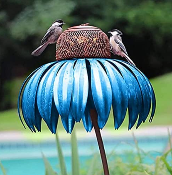 Vogelhaus im floralen Design, wetterfest, bietet Vögeln Schutz und fügt sich dekorativ in den Garten ein.