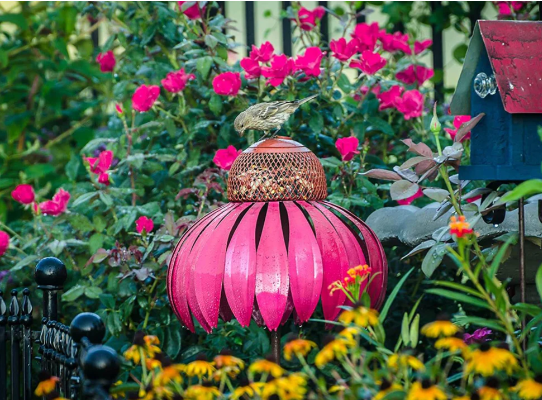 Vogelhaus im floralen Design, wetterfest, bietet Vögeln Schutz und fügt sich dekorativ in den Garten ein.