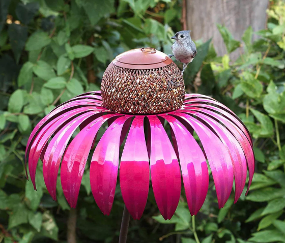 Vogelhaus im floralen Design, wetterfest, bietet Vögeln Schutz und fügt sich dekorativ in den Garten ein.