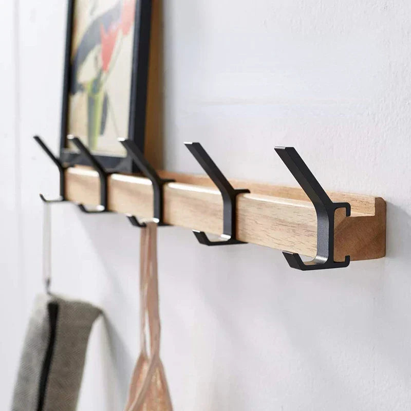 Wandgarderobe mit beweglichen Haken aus Holz und Metall im skandinavischen Design, passend für Flur oder Schlafzimmer.