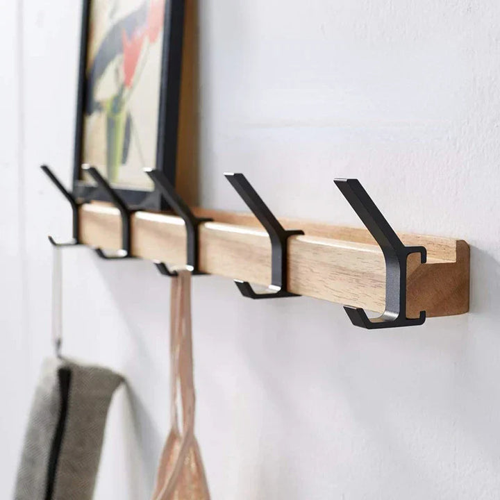 Wandgarderobe mit beweglichen Haken aus Holz und Metall im skandinavischen Design, passend für Flur oder Schlafzimmer.