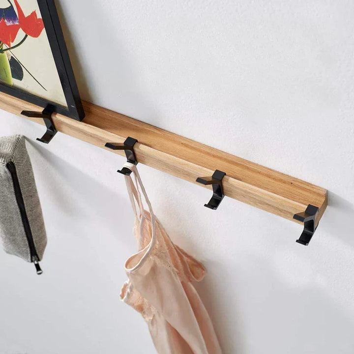 Wandgarderobe mit beweglichen Haken aus Holz und Metall im skandinavischen Design, passend für Flur oder Schlafzimmer.