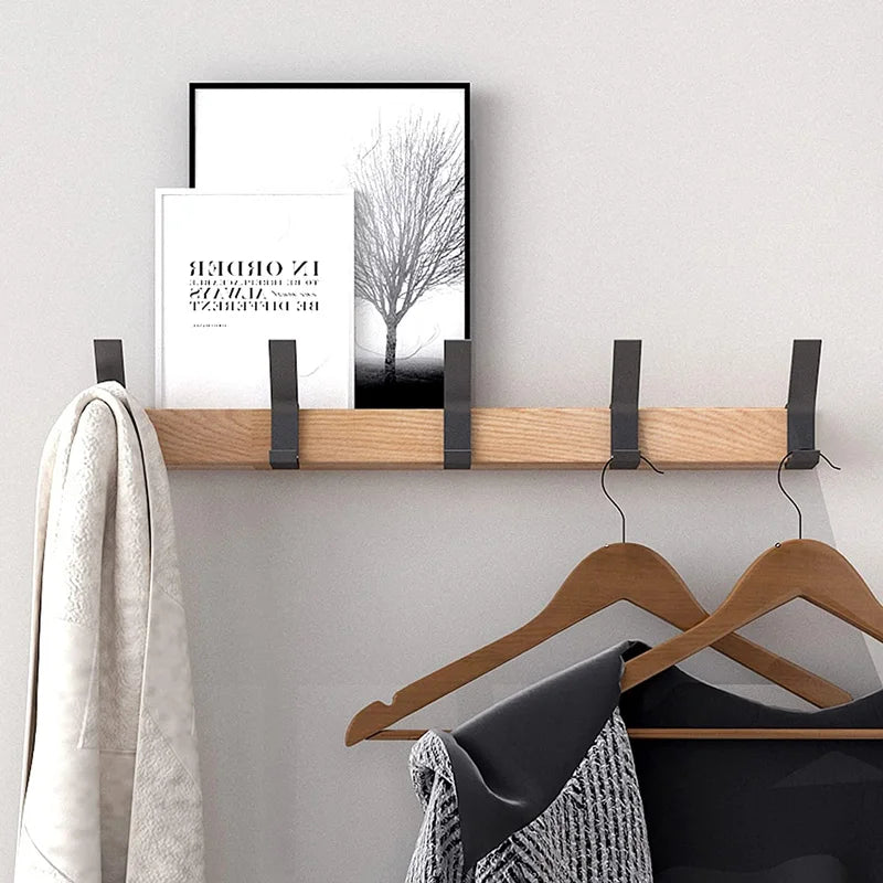 Wandgarderobe mit beweglichen Haken aus Holz und Metall im skandinavischen Design, passend für Flur oder Schlafzimmer.