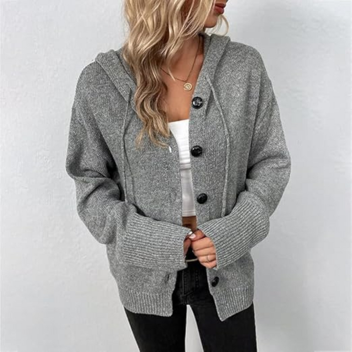 "Warme Damen Strickjacke mit eleganter Knopfleiste, zeitloses Design, kräftiges Strickmaterial, ideal für kalte Tage."