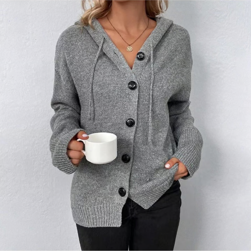 "Warme Damen Strickjacke mit eleganter Knopfleiste, zeitloses Design, kräftiges Strickmaterial, ideal für kalte Tage."