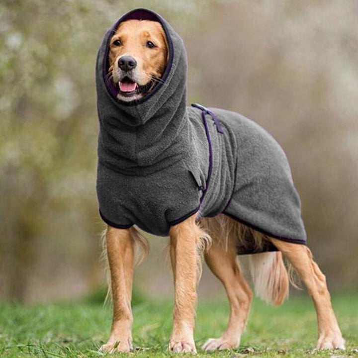 Warmer Hundemantel mit verstellbarer Schnalle aus weichem Material für Komfort und Wärme, ideal für kühle Tage.