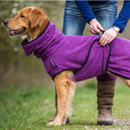 Warmer Hundemantel mit verstellbarer Schnalle aus weichem Material für Komfort und Wärme, ideal für kühle Tage.