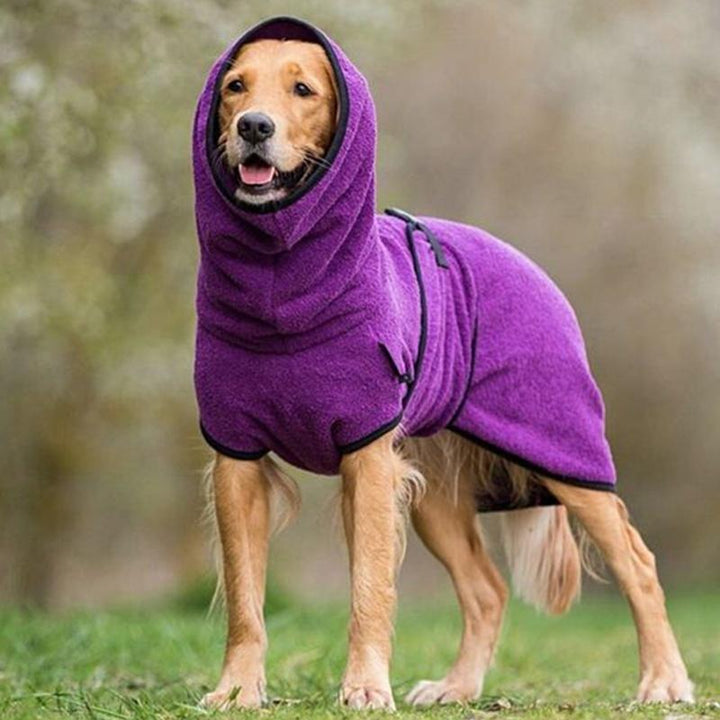 Warmer Hundemantel mit verstellbarer Schnalle aus weichem Material für Komfort und Wärme, ideal für kühle Tage.