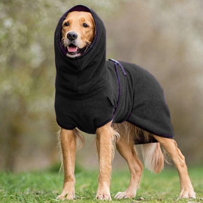 Warmer Hundemantel mit verstellbarer Schnalle aus weichem Material für Komfort und Wärme, ideal für kühle Tage.