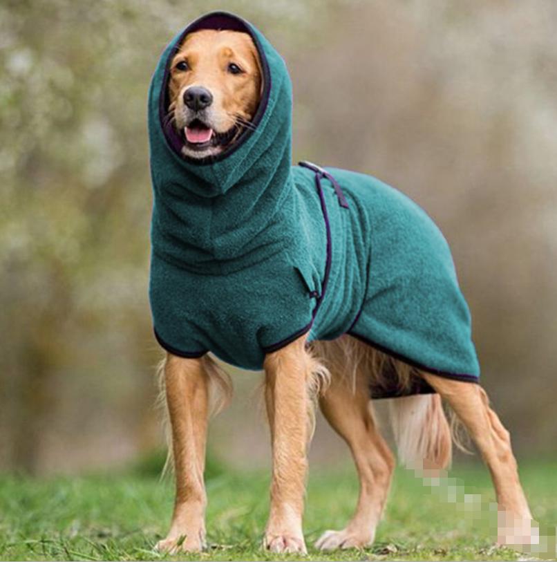Warmer Hundemantel mit verstellbarer Schnalle aus weichem Material für Komfort und Wärme, ideal für kühle Tage.