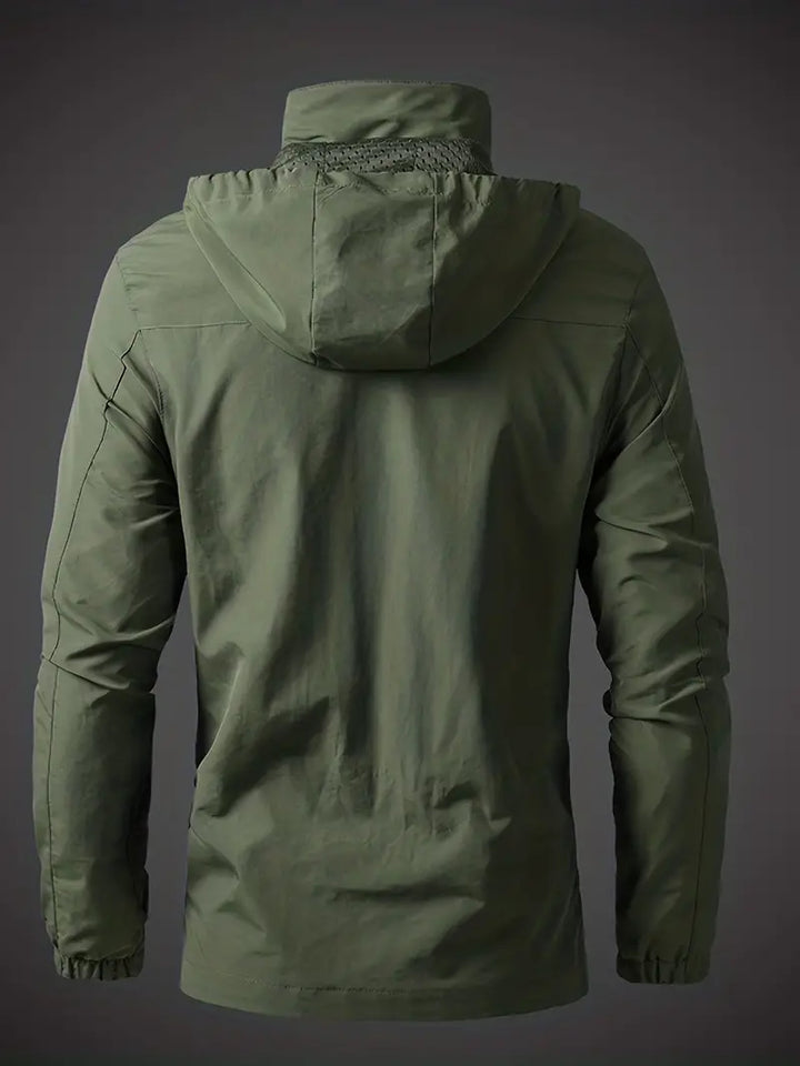 "Wasser- und winddichte Herren Outdoor Jacke in stilvollem Design, frontale Ansicht, ideal für vielseitige Wetterlagen."