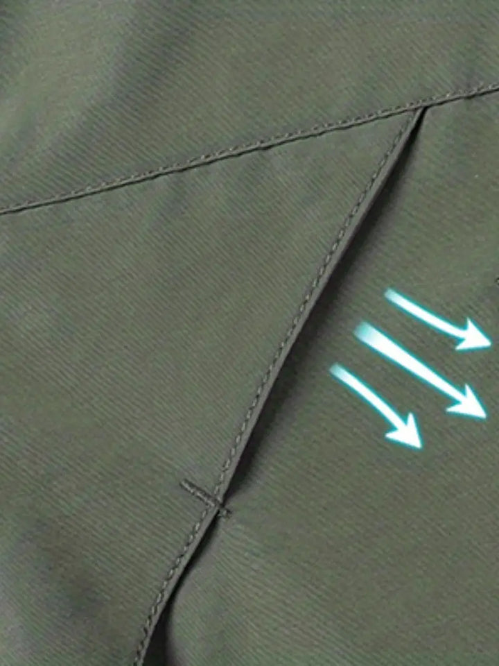"Wasser- und winddichte Herren Outdoor Jacke in stilvollem Design, frontale Ansicht, ideal für vielseitige Wetterlagen."