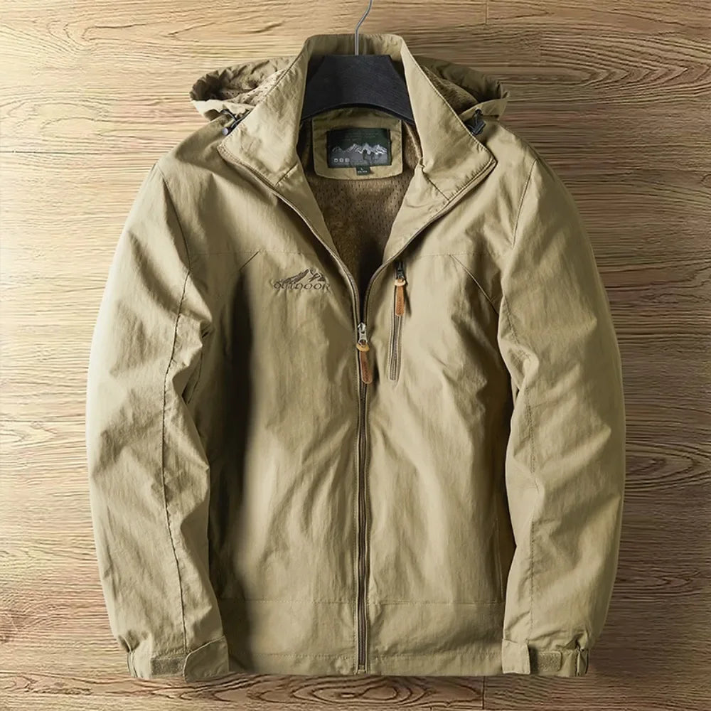 "Wasserdichte atmungsaktive Outdoorjacke für Herren mit vielseitigem Design, ideal für Abenteuer bei jedem Wetter."