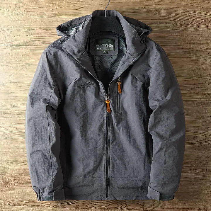 "Wasserdichte atmungsaktive Outdoorjacke für Herren mit vielseitigem Design, ideal für Abenteuer bei jedem Wetter."