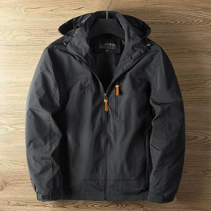 "Wasserdichte atmungsaktive Outdoorjacke für Herren mit vielseitigem Design, ideal für Abenteuer bei jedem Wetter."