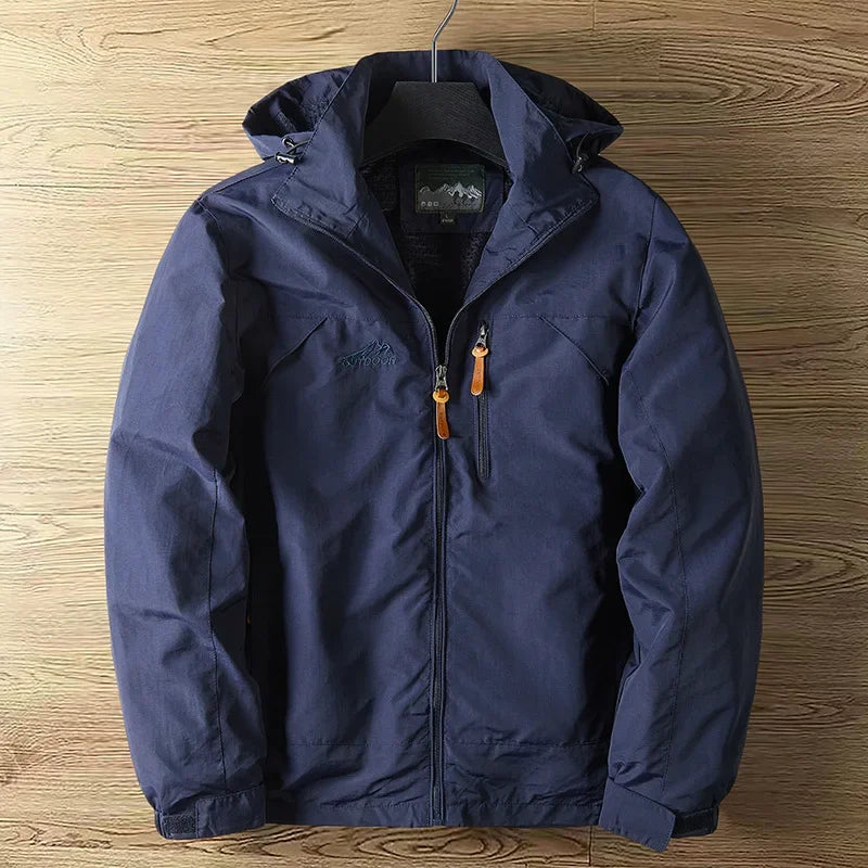 "Wasserdichte atmungsaktive Outdoorjacke für Herren mit vielseitigem Design, ideal für Abenteuer bei jedem Wetter."