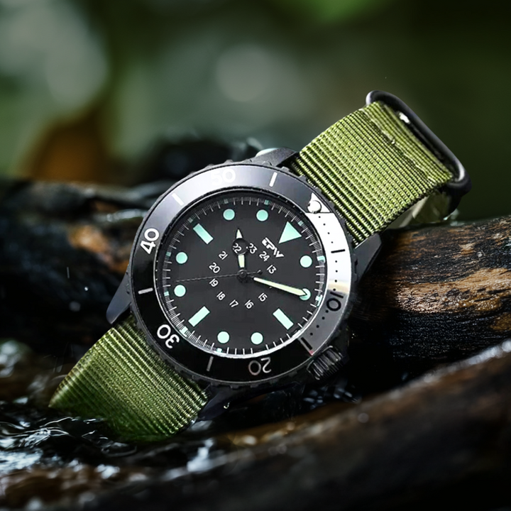 "Wasserdichte Herren Taucheruhr mit Edelstahlgehäuse und schwarzem Band, ideal für Abenteuer und Wassersport."