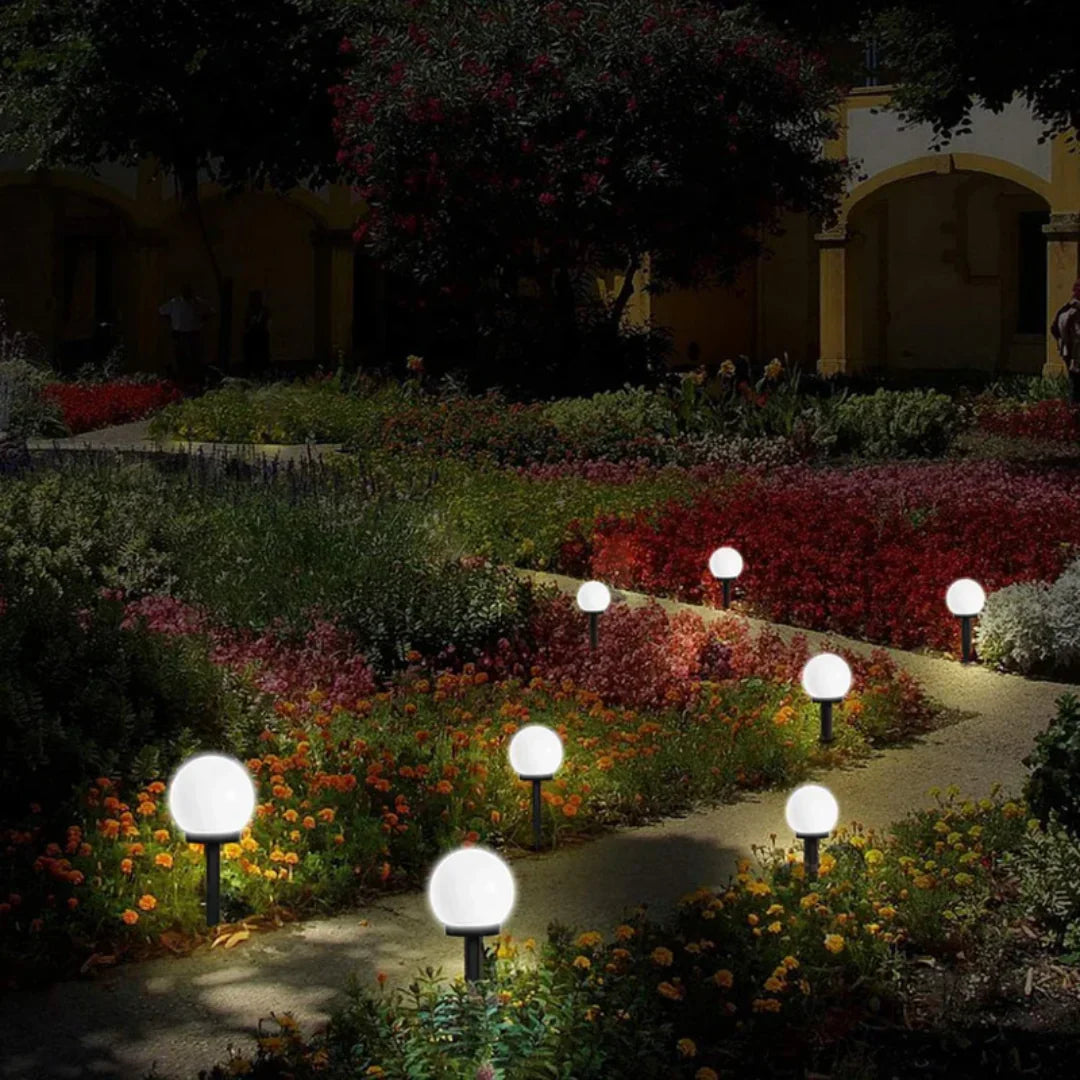 "Wasserdichte LED Solarleuchten im Garten, modernes Design, umweltfreundlich, 3er Set, ideal für Außenbeleuchtung."