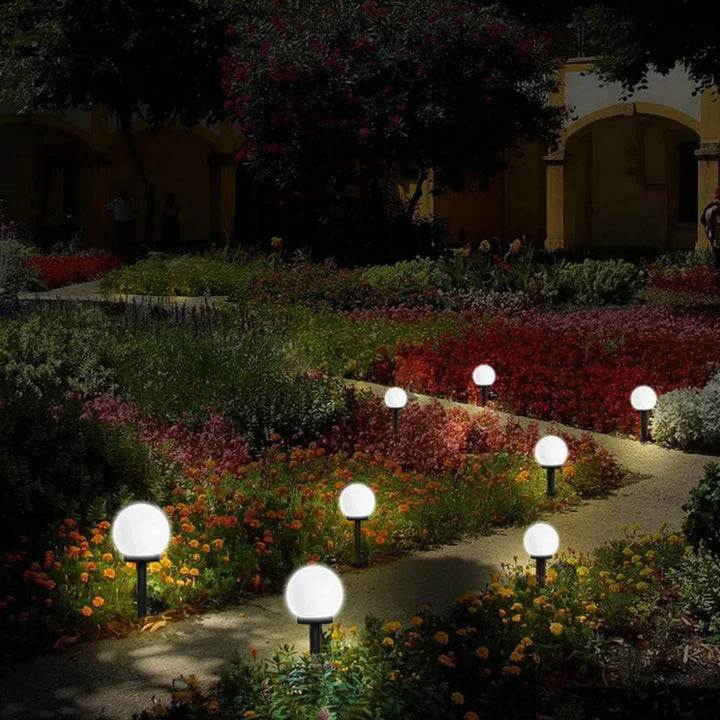 "Wasserdichte LED Solarleuchten im Garten, modernes Design, umweltfreundlich, 3er Set, ideal für Außenbeleuchtung."