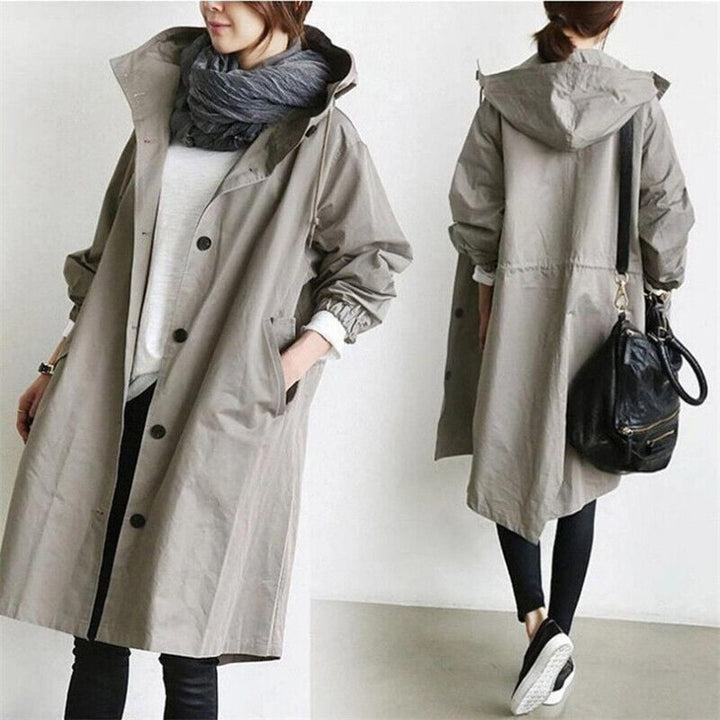 "Wasserdichter Damen-Trenchcoat mit Kapuze, eleganter Schnitt, ideal für Regenwetter, Vorderansicht, stilvoll und funktional.
