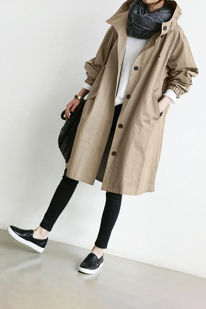 "Wasserdichter Damen-Trenchcoat mit Kapuze, eleganter Schnitt, ideal für Regenwetter, Vorderansicht, stilvoll und funktional.
