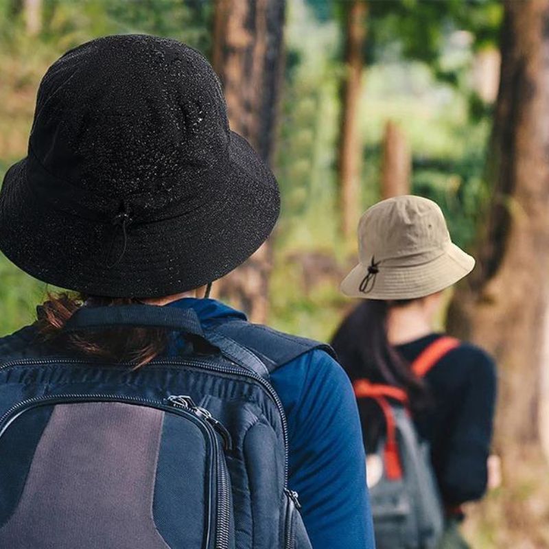 "Wasserdichter, faltbarer Bucket Hat, UPF 50+, breite Krempe, ideal für Outdoor-Aktivitäten, unifarbenes Design."