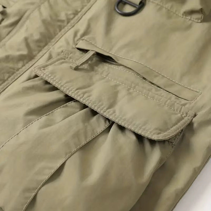 "Wasserdichter, langlebiger Herren Militär-Mantel, grau, mit Cargo-Taschen und verstärkten Nähten, perfekt für Regenwetter."