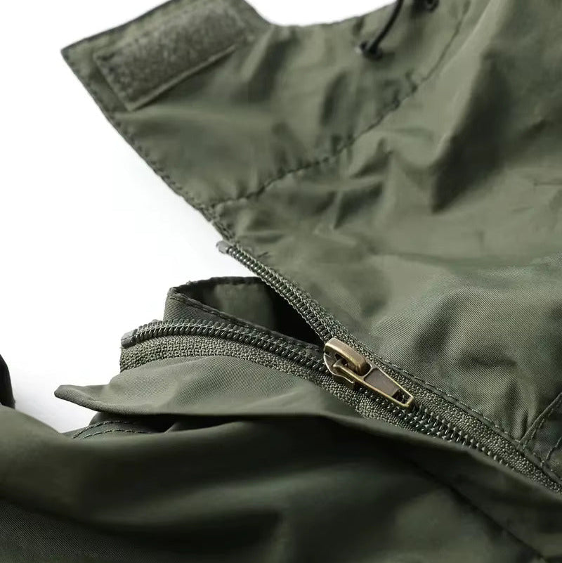 "Wasserdichter, langlebiger Herren Militär-Mantel, grau, mit Cargo-Taschen und verstärkten Nähten, perfekt für Regenwetter."