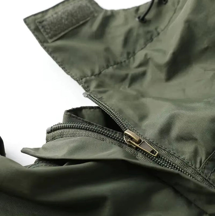 "Wasserdichter, langlebiger Herren Militär-Mantel, grau, mit Cargo-Taschen und verstärkten Nähten, perfekt für Regenwetter."