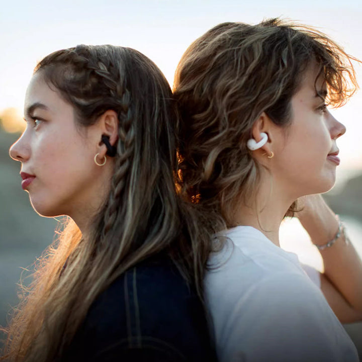 "Wasserdichtes, kabelloses Sport-Headset in Schwarz und Weiß, ergonomisches Design, Bluetooth-Verbindung, ideal für Sport."