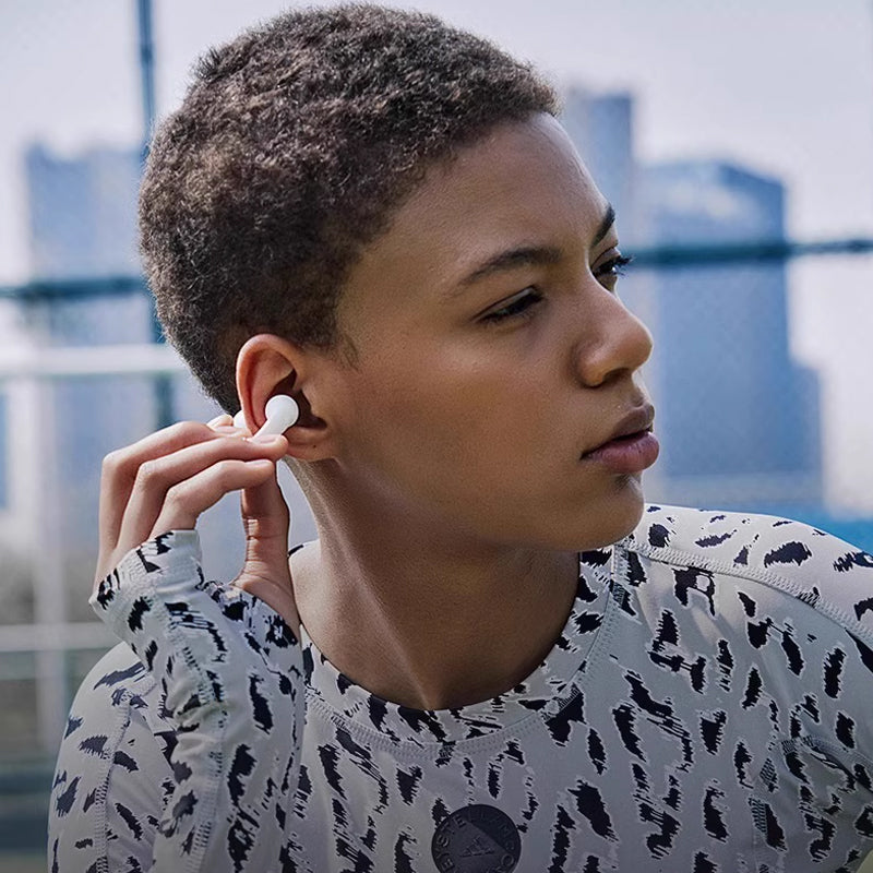 "Wasserdichtes, kabelloses Sport-Headset in Schwarz und Weiß, ergonomisches Design, Bluetooth-Verbindung, ideal für Sport."