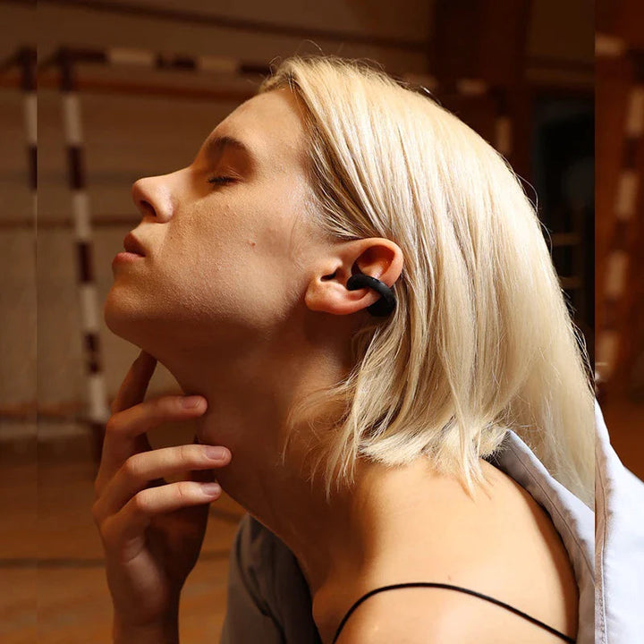 "Wasserdichtes, kabelloses Sport-Headset in Schwarz und Weiß, ergonomisches Design, Bluetooth-Verbindung, ideal für Sport."