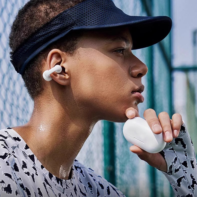 "Wasserdichtes, kabelloses Sport-Headset in Schwarz und Weiß, ergonomisches Design, Bluetooth-Verbindung, ideal für Sport."