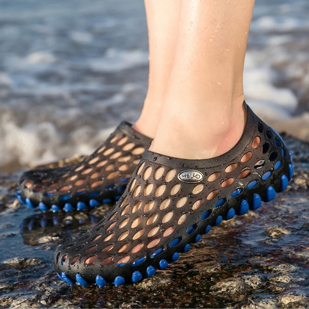 "Wasserschuhe für Strand & Pool in Schwarz, unisex, schnell trocknend, rutschfeste Sohle, für Sommerabenteuer am Wasser."