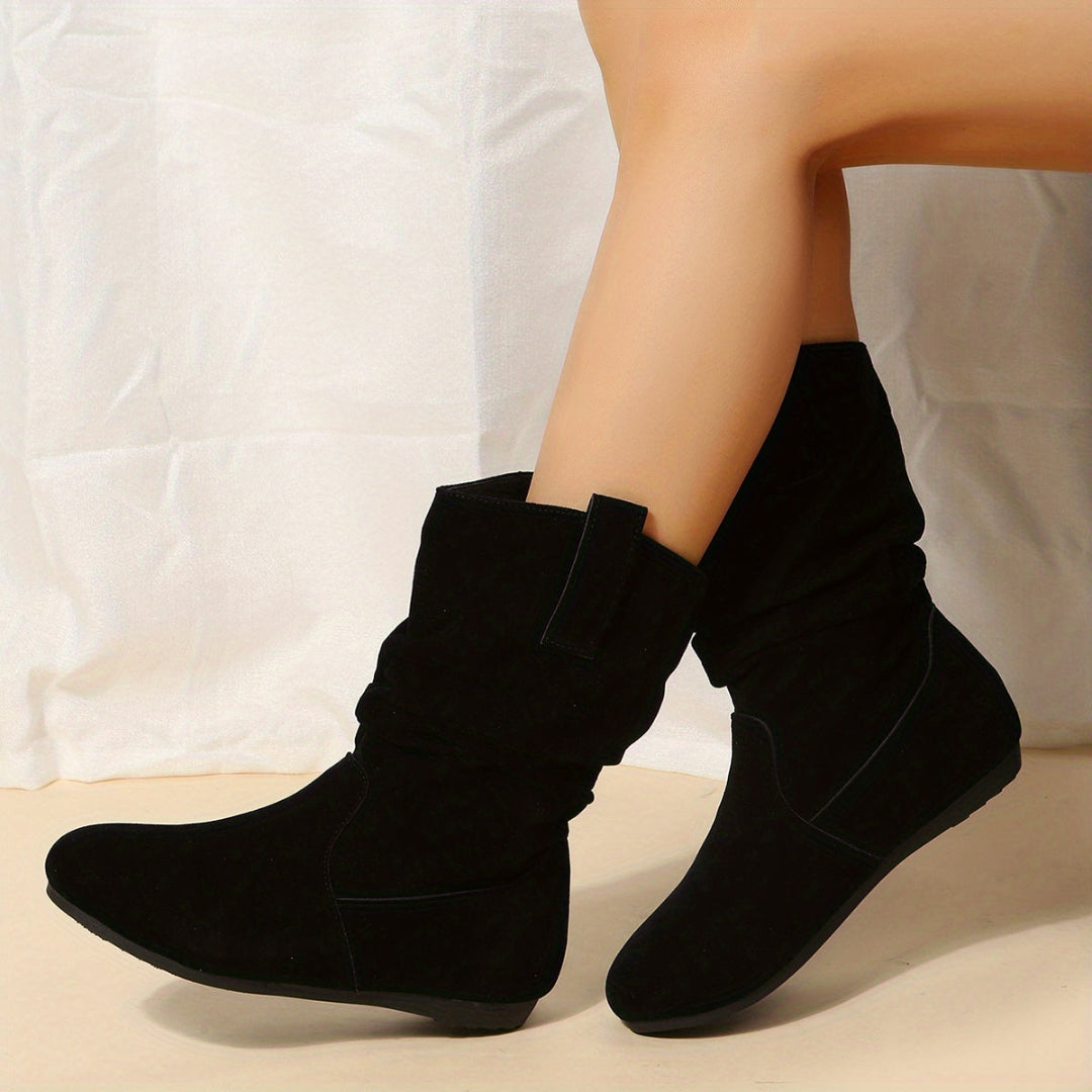 "Weiche Damen Stiefeletten, flach, in Schwarz, aus weichem Material mit robuster Sohle, ideal für modische Outfits."