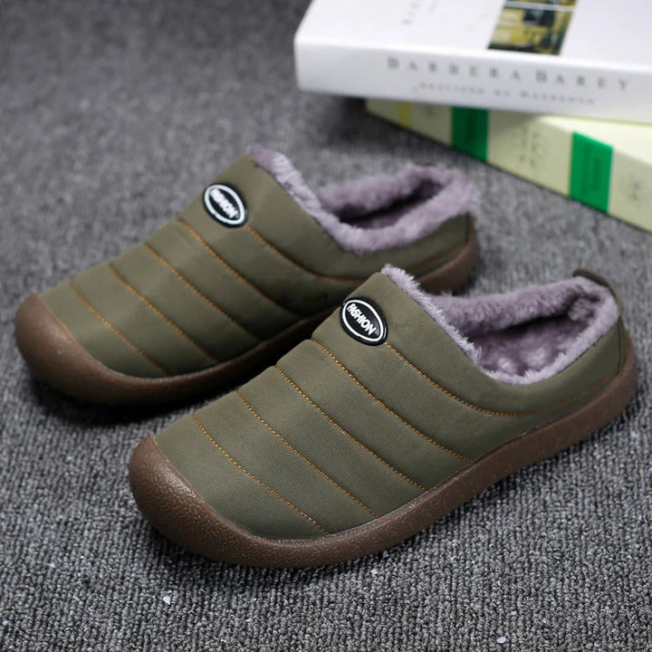 Weiche, gefütterte Hausschuhe für Herren, beige mit rutschfester Sohle, ideal für kalte Tage.