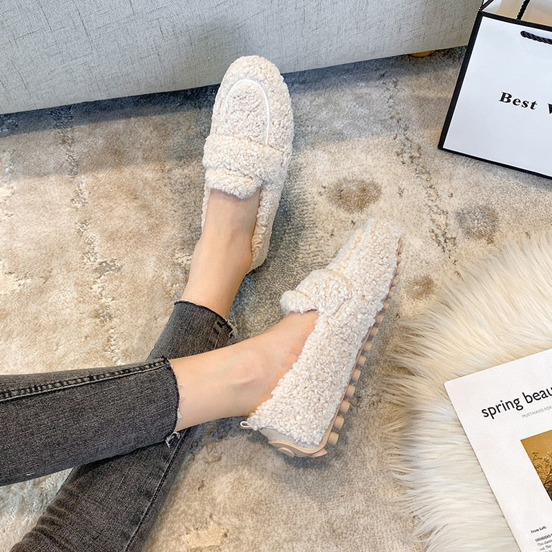 "Weiche Plüsch-Pantoffel-Schuhe in Schwarz, Creme und Khaki für Damen, ideal für stilvolle Gemütlichkeit zu Hause."