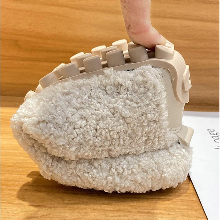 "Weiche Plüsch-Pantoffel-Schuhe in Schwarz, Creme und Khaki für Damen, ideal für stilvolle Gemütlichkeit zu Hause."