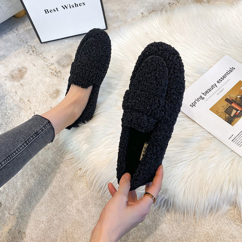 "Weiche Plüsch-Pantoffel-Schuhe in Schwarz, Creme und Khaki für Damen, ideal für stilvolle Gemütlichkeit zu Hause."