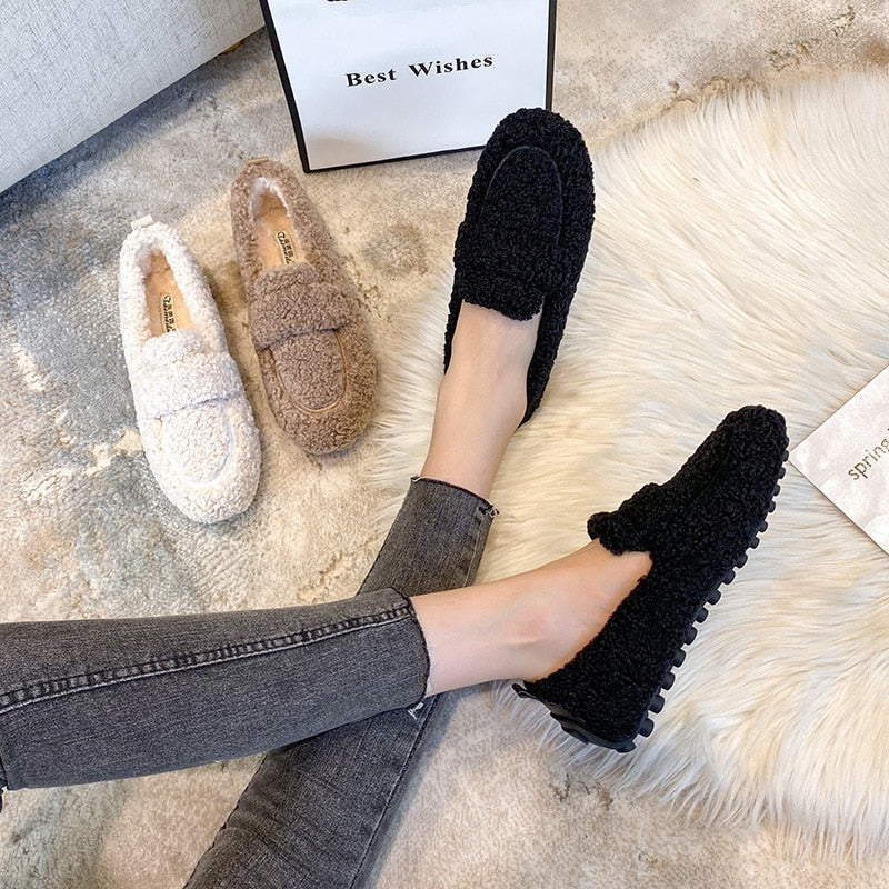 "Weiche Plüsch-Pantoffel-Schuhe in Schwarz, Creme und Khaki für Damen, ideal für stilvolle Gemütlichkeit zu Hause."