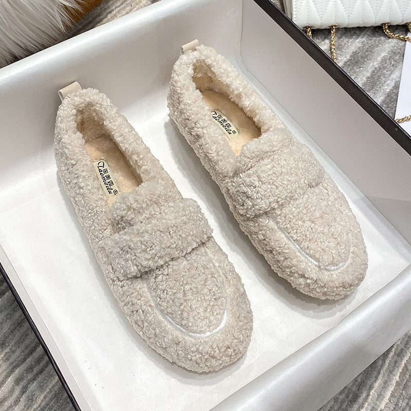 "Weiche Plüsch-Pantoffel-Schuhe in Schwarz, Creme und Khaki für Damen, ideal für stilvolle Gemütlichkeit zu Hause."