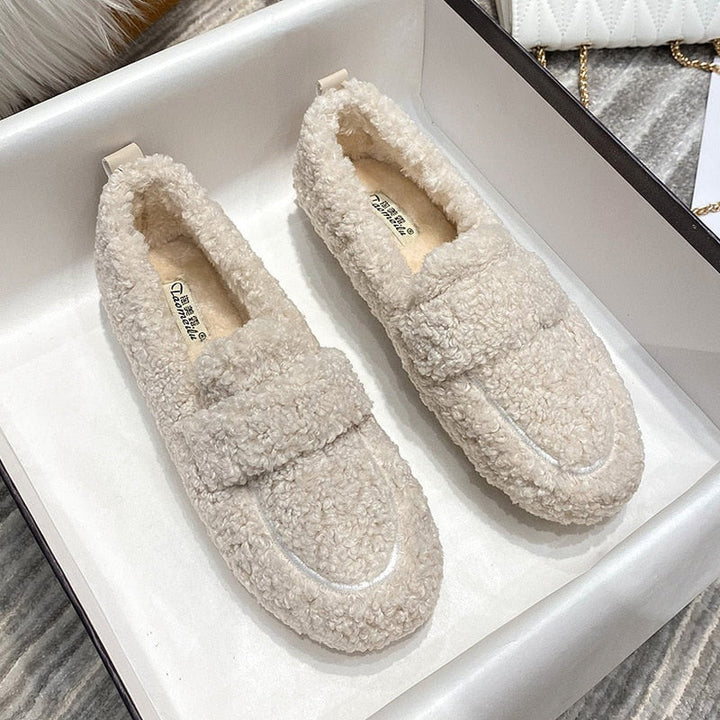 "Weiche Plüsch-Pantoffel-Schuhe in Schwarz, Creme und Khaki für Damen, ideal für stilvolle Gemütlichkeit zu Hause."