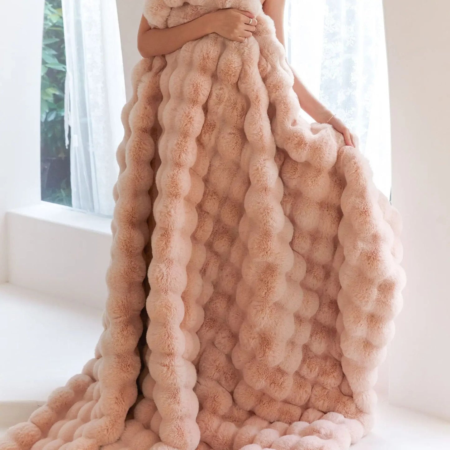 Weiche Plüschwolldecke, kuschelig und stilvoll, in eleganten Farben für gemütliche Abende auf Sofa oder Bett.
