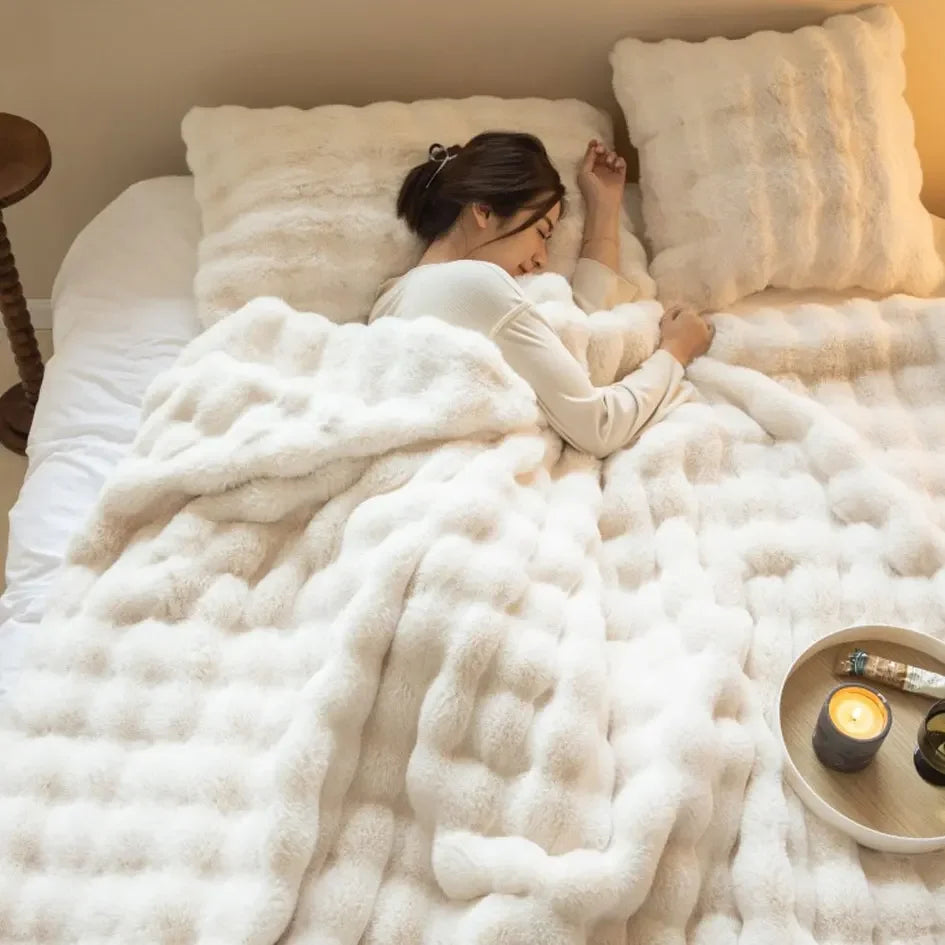 Weiche Plüschwolldecke, kuschelig und stilvoll, in eleganten Farben für gemütliche Abende auf Sofa oder Bett.